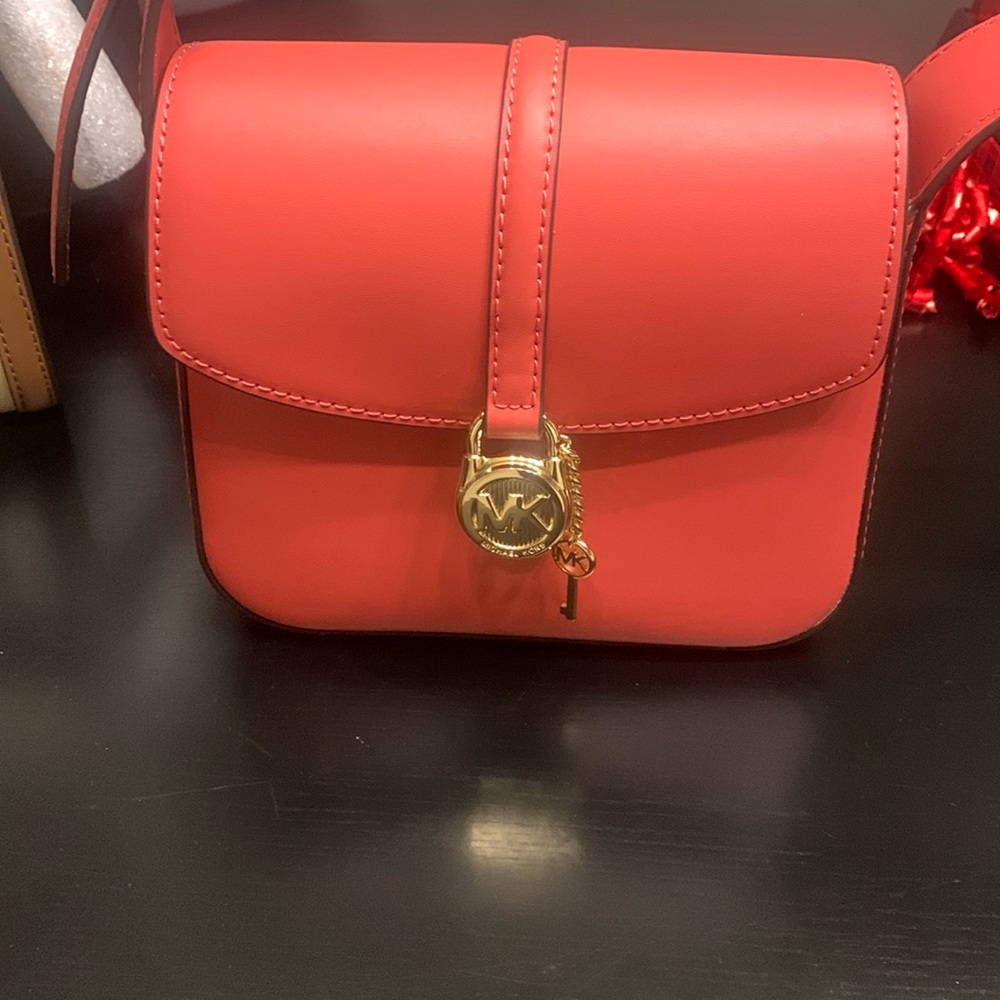 Small crossbody coral color mk